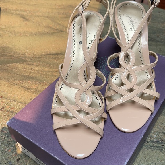 BP Platinum Twirl-Lea Sandal Nude Patent SZ 7 NWT - Picture 2 of 11